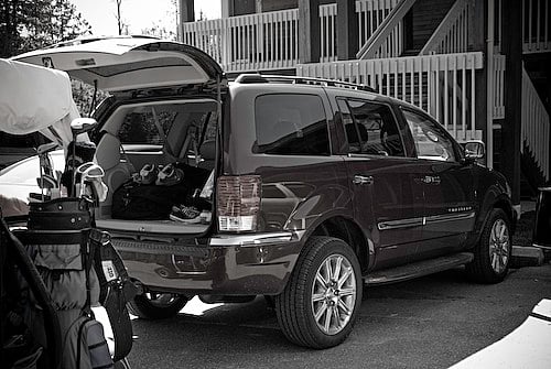 2008 Chrysler Aspen parked at hotel with trunk door open