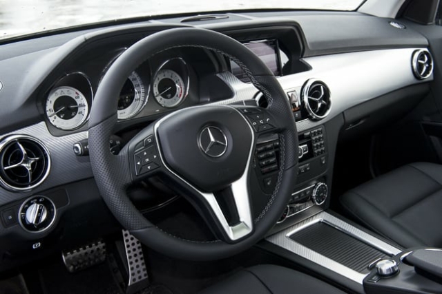 2013-Mercedes-Benz-GLK350-dash