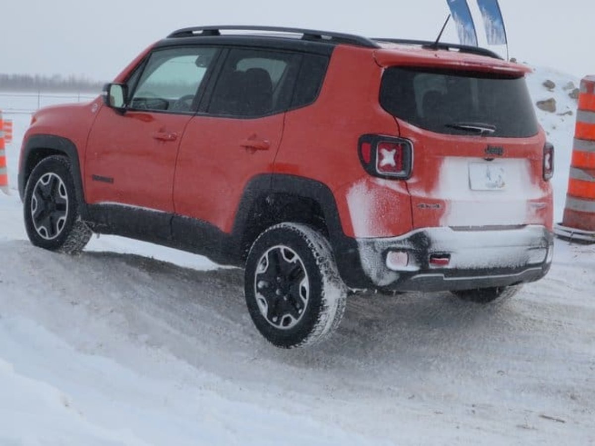 2015 Jeep Renegade rear view driving through snow