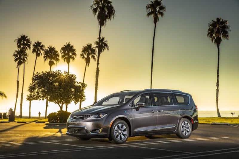 2017 Chrysler Pacifica Hybrid review front