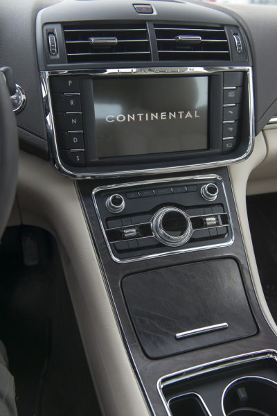 2017 Lincoln Continental Reserve screen