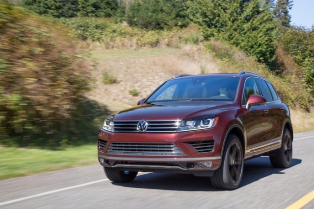 2017 Volkswagen Touareg Review front rolling