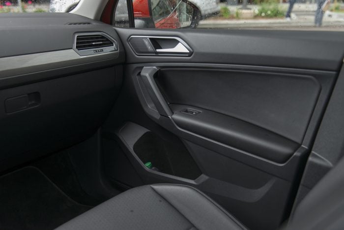 2018 Volkswagen Tiguan SE interior passenger side