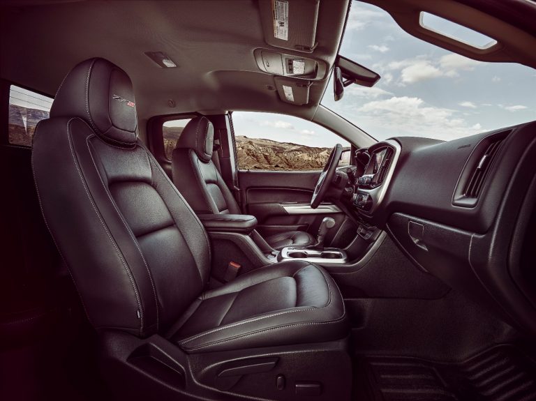 2017 Chevrolet Colorado ZR2 interior front and seats