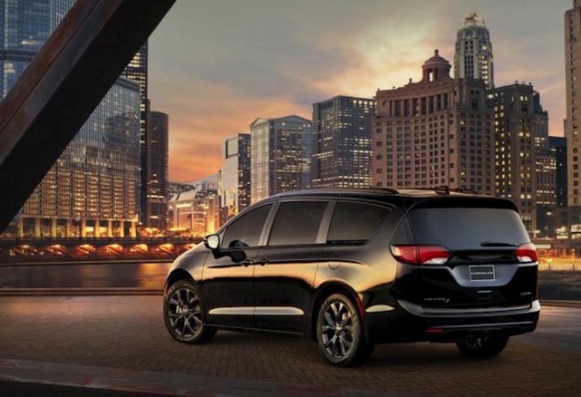 2018 Chrysler Pacifica with S Appearance Package rear view