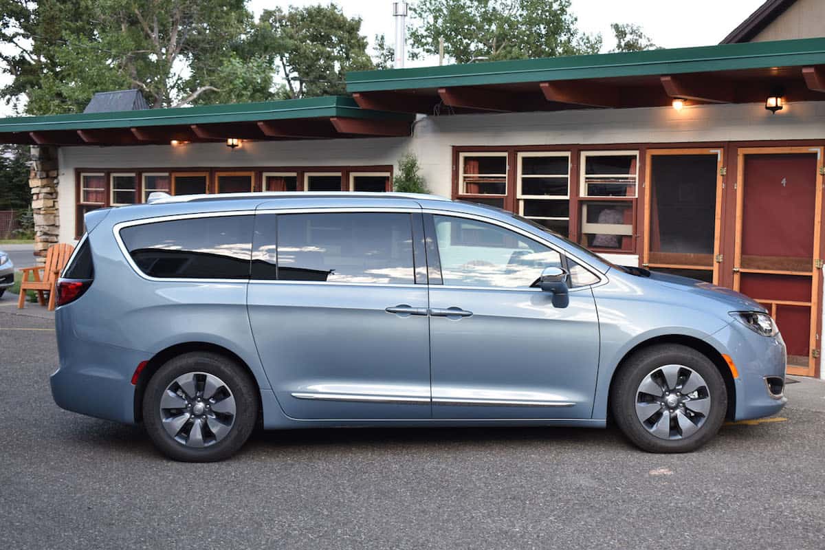 2017 Chrysler Pacifica Hybrid Review side view