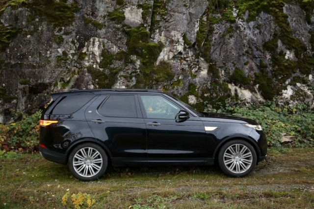 2018 land rover discovery black sideview