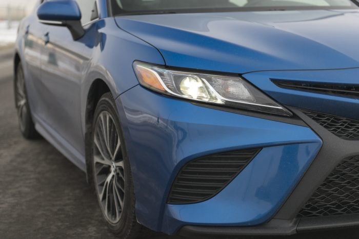 2018 toyota camry se review headlight