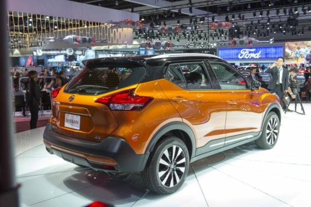 2018 nissan kicks orange rear view