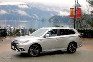 2018 Mitsubishi Outlander PHEV front