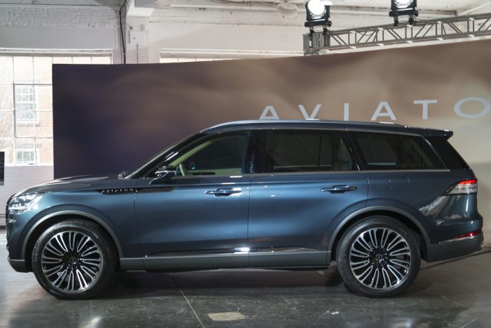 2019 Lincoln Aviator side view