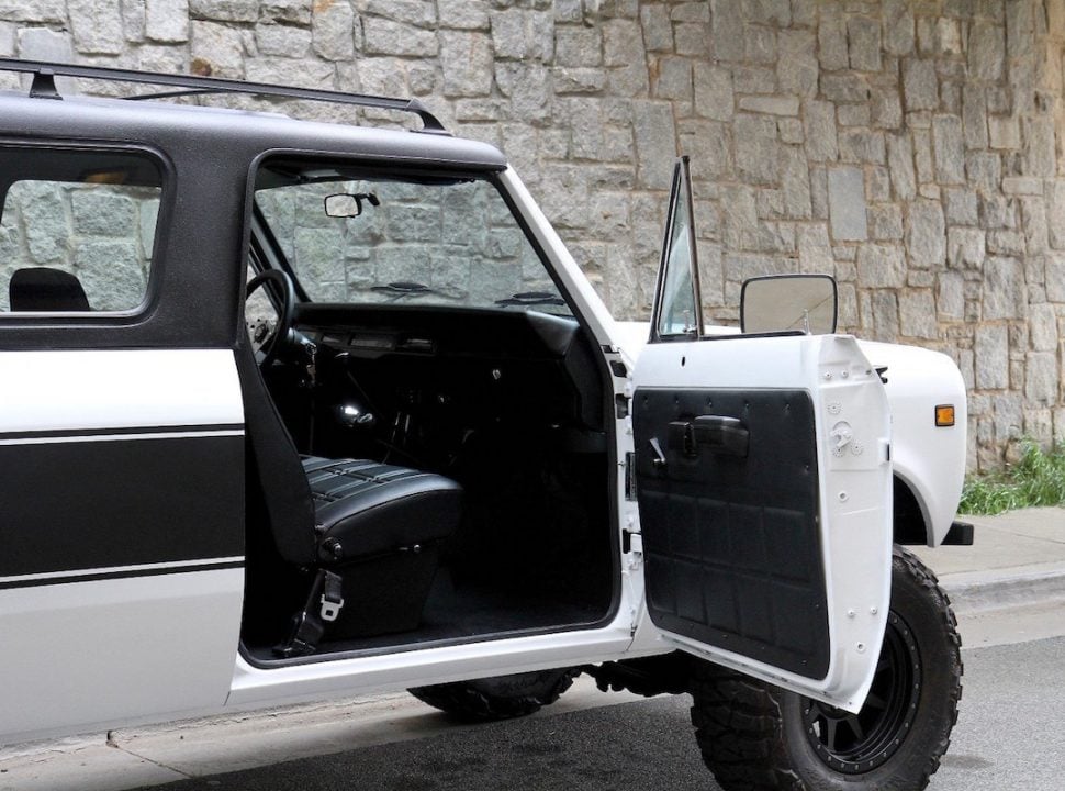 1976 INTERNATIONAL SCOUT TRAVELER door