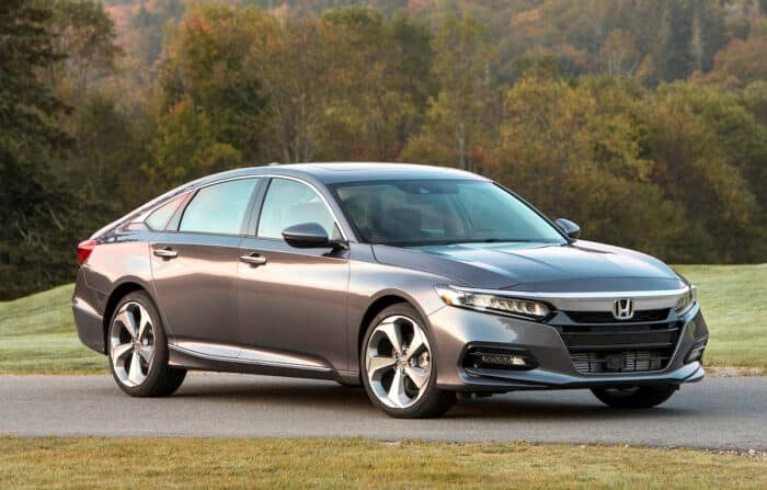 2018 Accord Touring 2.0T sprijeda parkiran na cesti