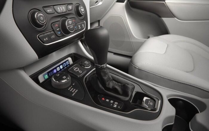 2019-jeep-cherokee interior centre stack and shifter