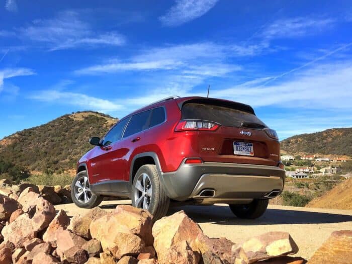 2019-jeep-cherokee-north rear profile