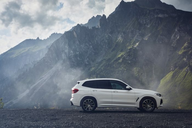 2020 BMW X3 hybrid front sideview