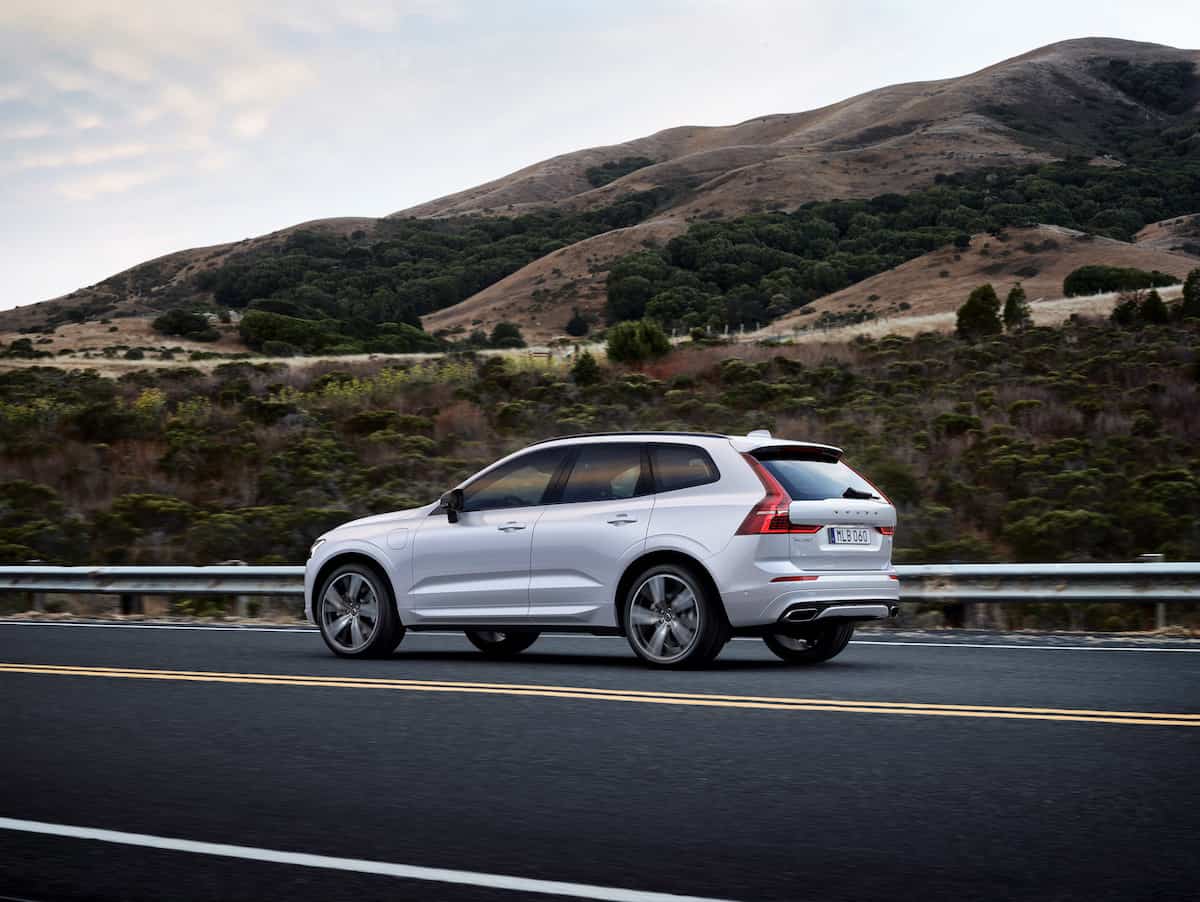 XC60 Recharge Plug-In Hybrid R-Design, in Crystal White Pearl