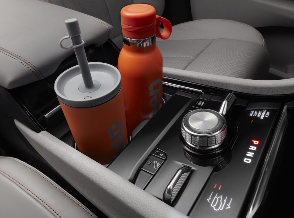 2021 Jeep® Grand Cherokee L new streamlined cup holders allow for more space and storage.