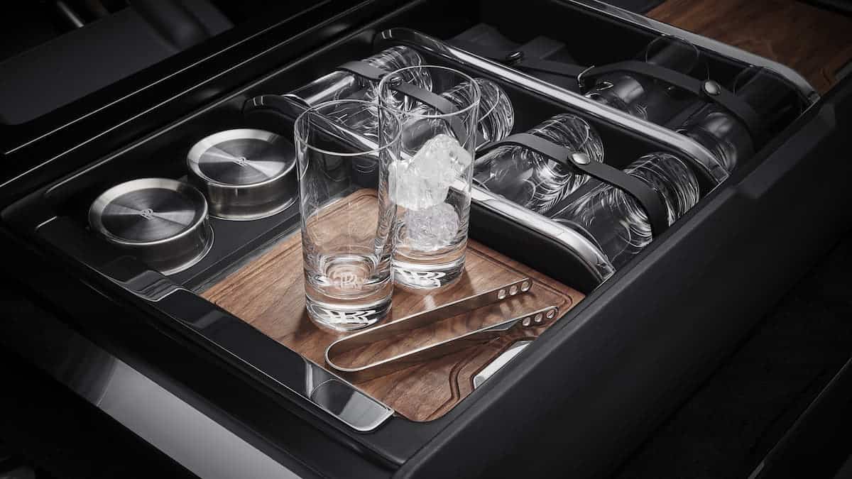 Rolls-Royce Accessories: Hosting Service