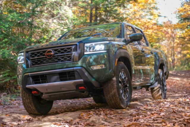 2022 Nissan Frontier pro 4 x front view in green