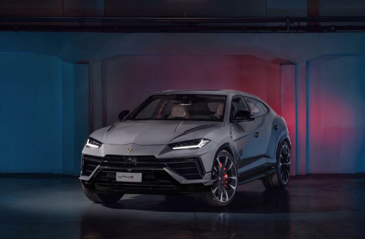 2023 Lamborghini Urus S front