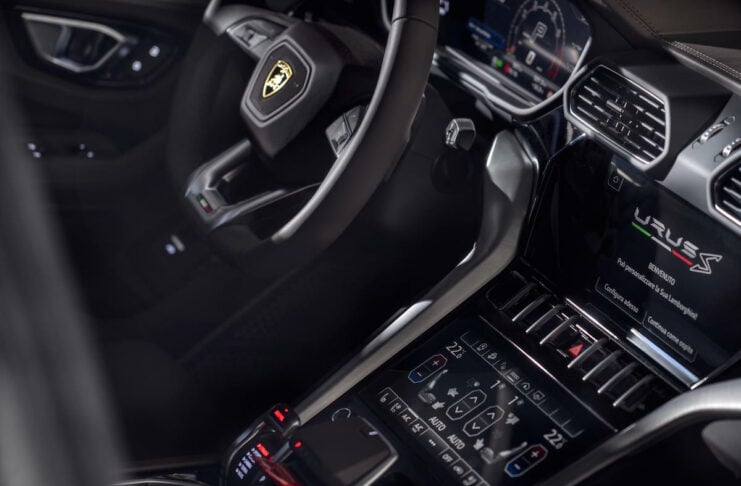 2023 Lamborghini Urus S interior 2