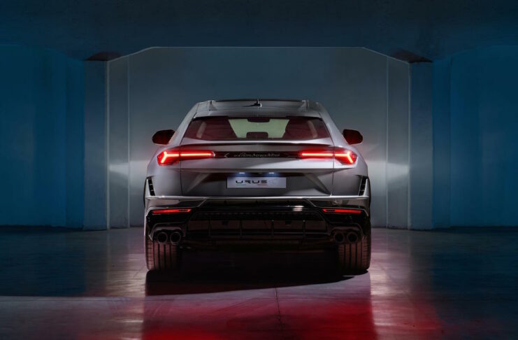 2023 Lamborghini Urus S rear head on