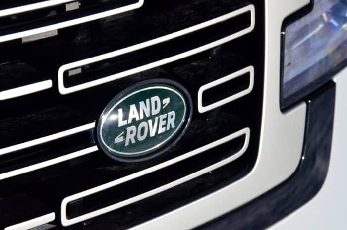 2023 Land Rover Range Rover P530 SE LWB front grill with logo