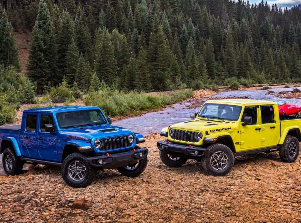 2024 Jeep® Gladiator Mojave X (left) and 2024 Jeep® Gladiator Rubicon X