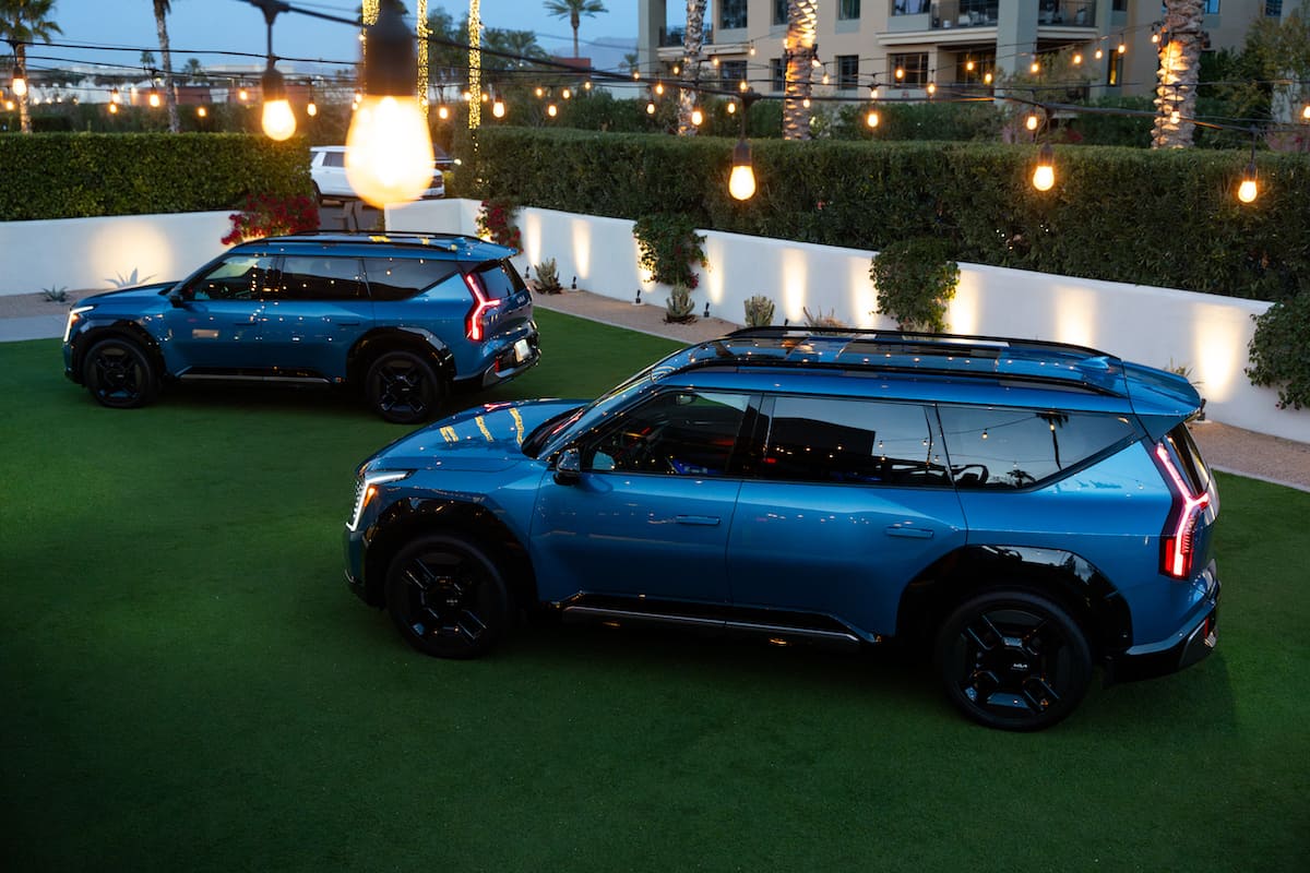 2024 Kia EV9 GT-Line in blue side by side at night rear view