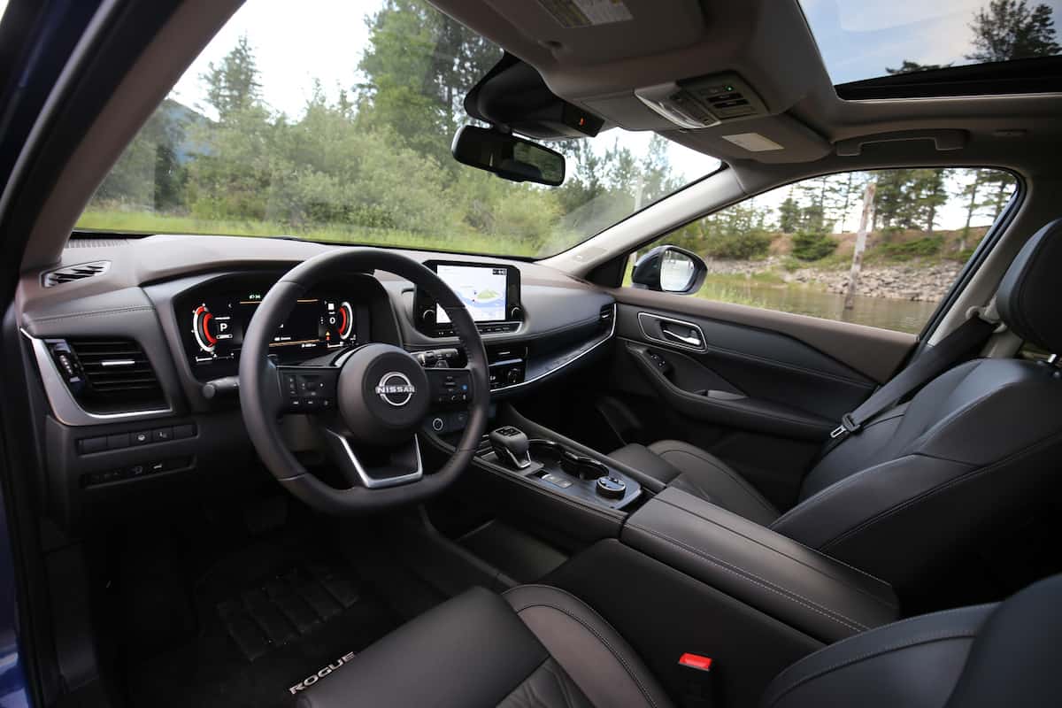 2023 Nissan Rouge Platinum AWD in Caspian Blue interior front