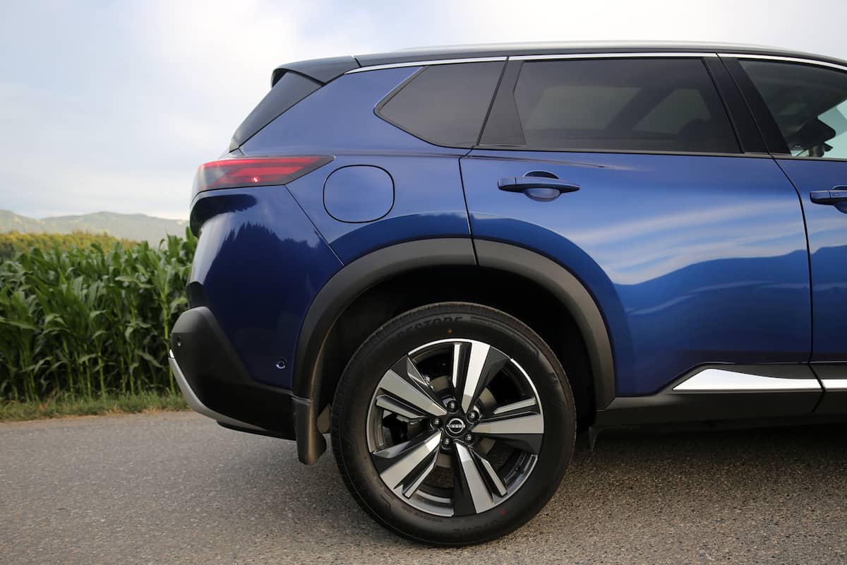 2023 Nissan Rouge Platinum AWD in Caspian Blue rear wheel