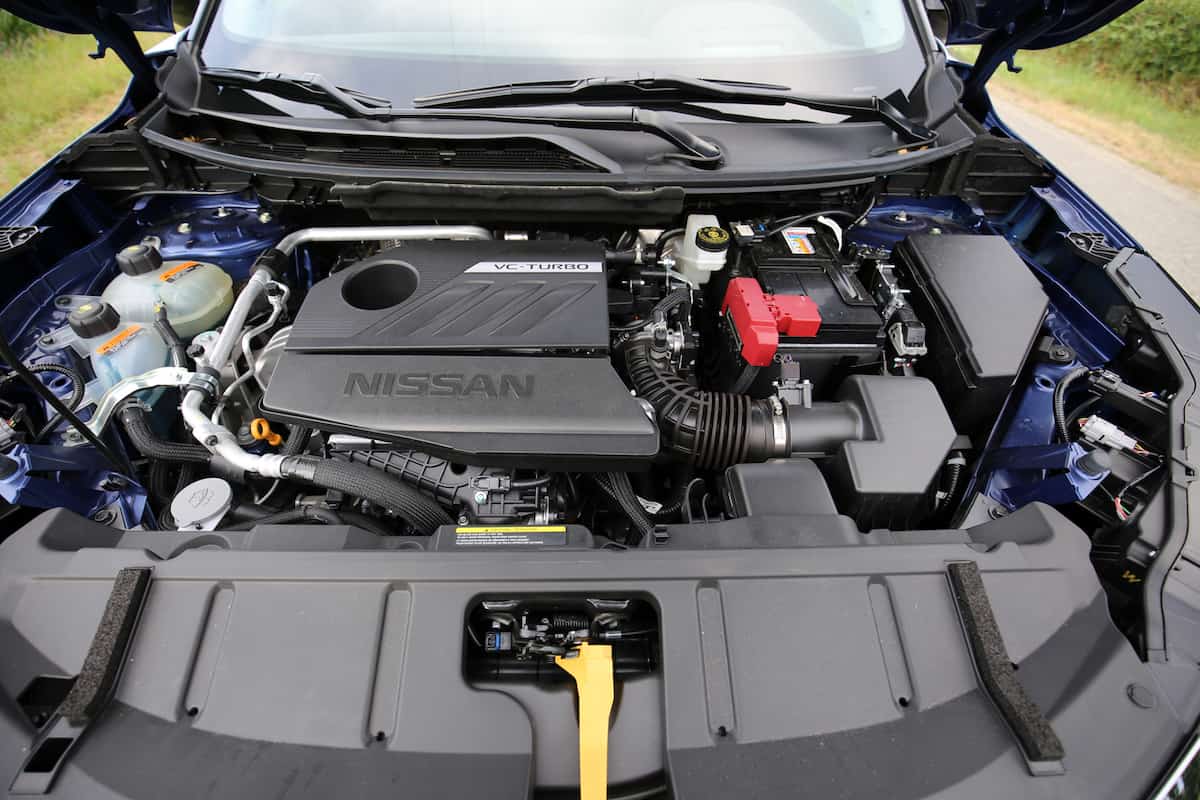 2023 Nissan Rouge Platinum AWD in Caspian Blue engine