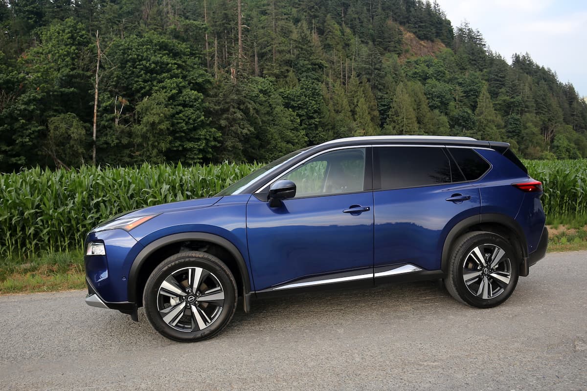 2023 Nissan Rouge Platinum AWD in Caspian Blue sideview