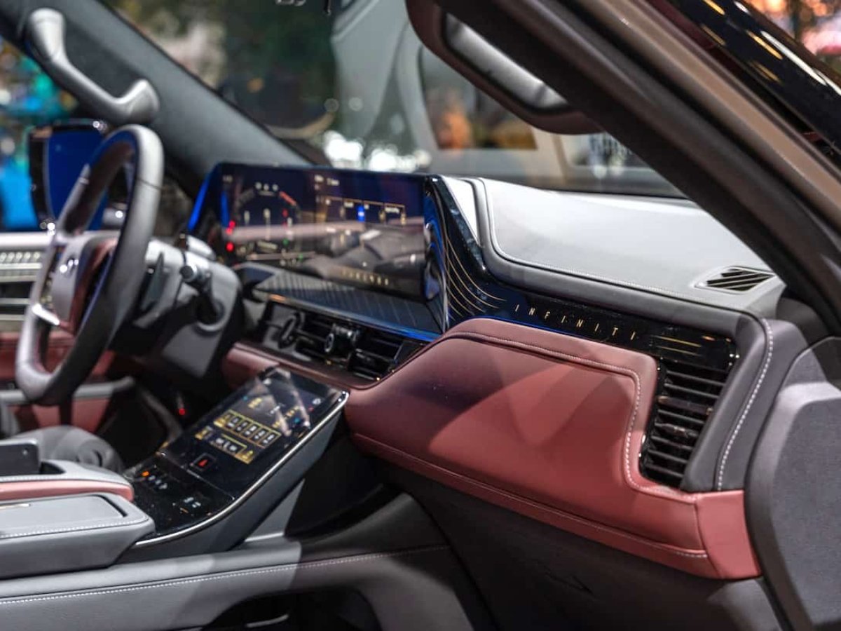 2025 Infiniti QX80 interior front cabin