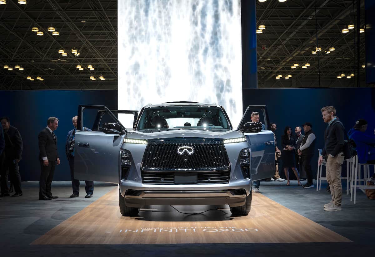 2025 Infiniti QX80 front view at auto show debut