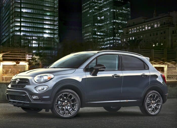 2017 Fiat 500X Urbana side view in the city