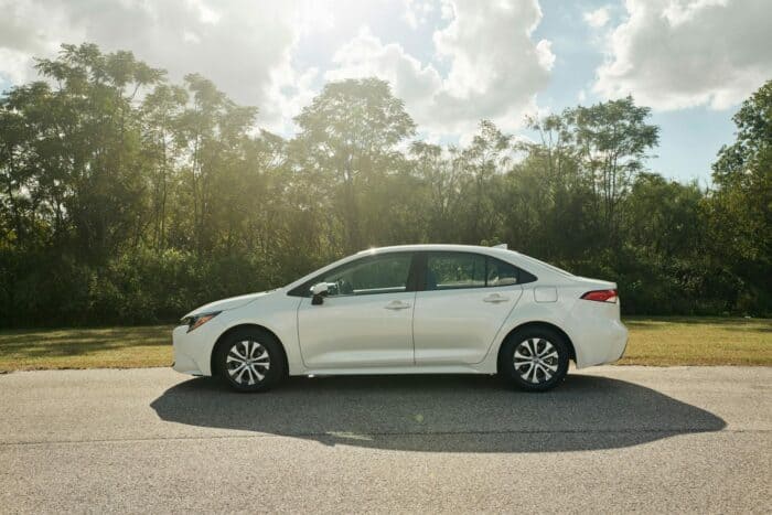 2022 Toyota Corolla Hybrid pogled sa strane