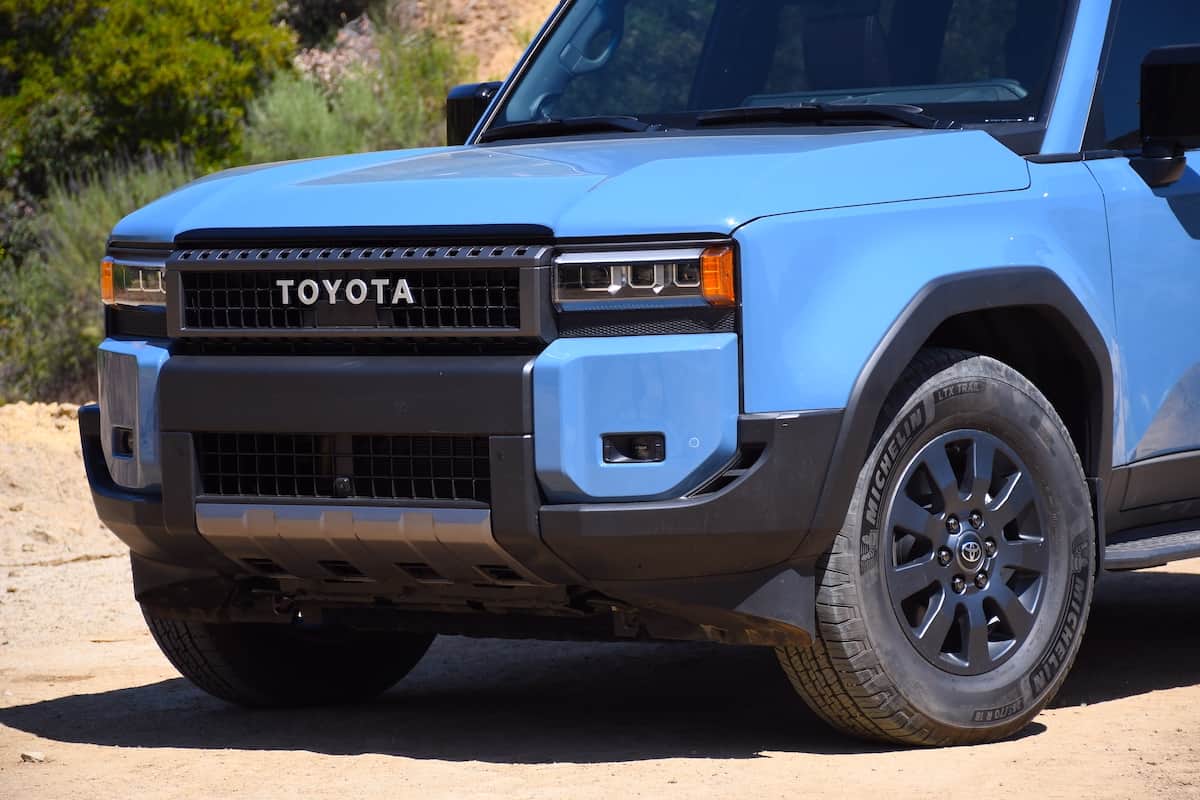 Toyota-Land-Cruiser front end design up close