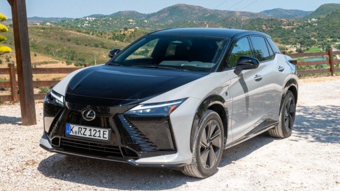 2026 RZ 550e F SPORT front