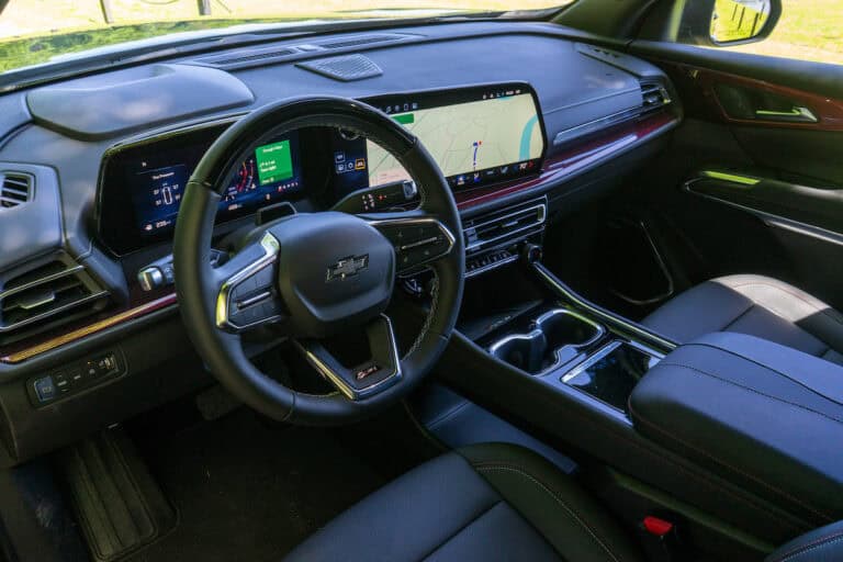 2024 Chevrolet Traverse Z71 interior front cabin