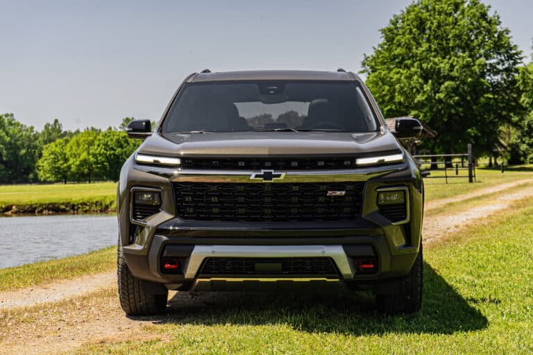 2024 Chevrolet Traverse Z71 front grill head on