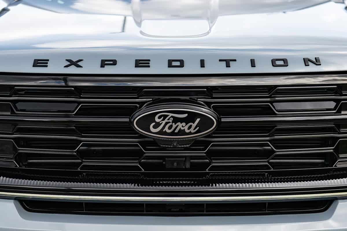 Preproduction 2025 Ford Expedition Platinum front grill