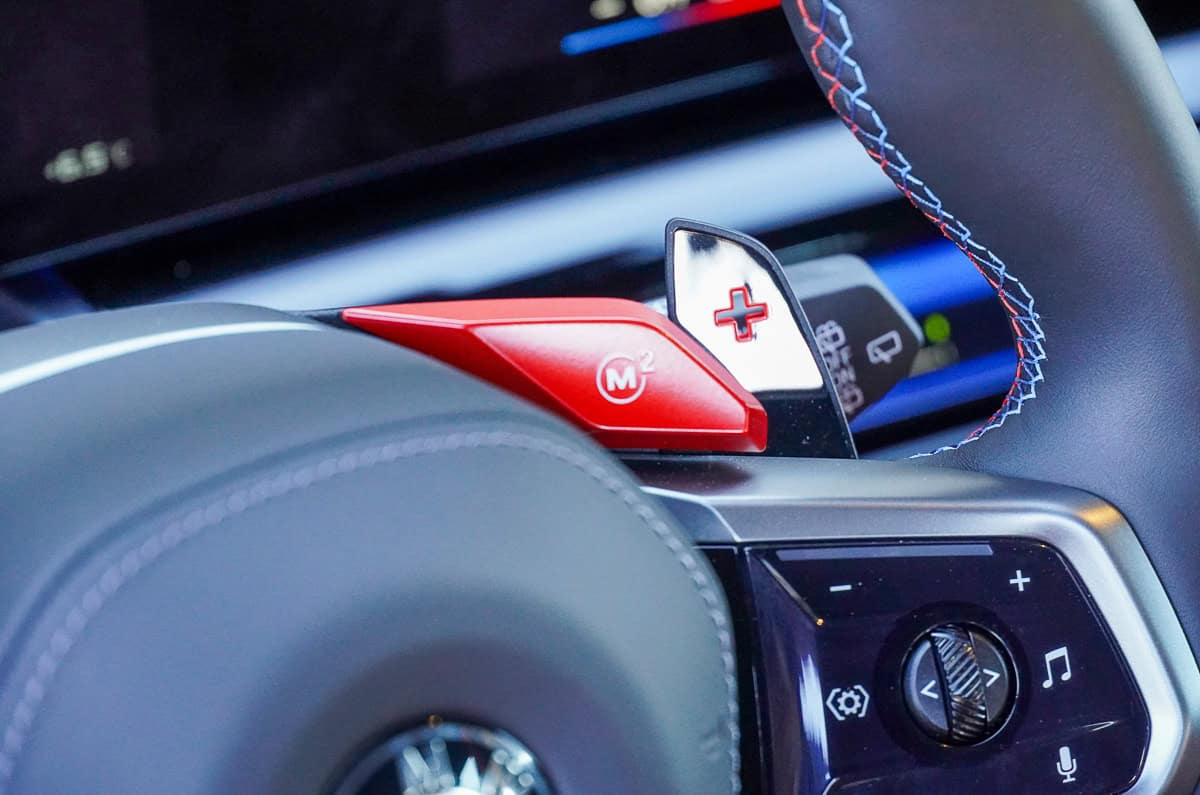 2025 BMW M5 Touring steering wheel controls