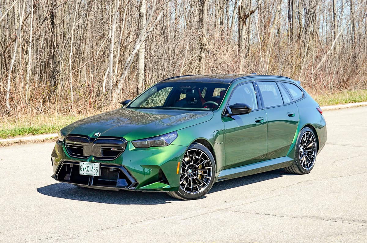 2025 BMW M5 Touring green front