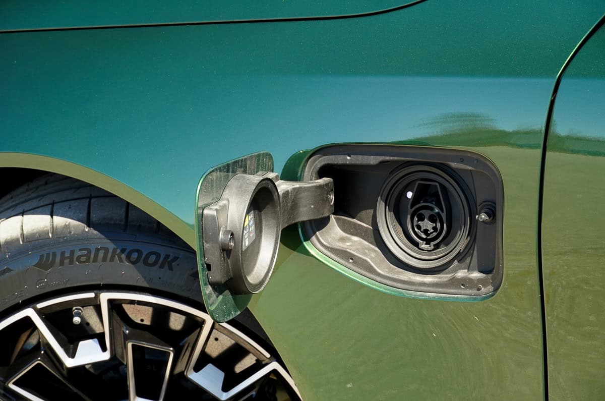 2025 BMW M5 Touring charging port