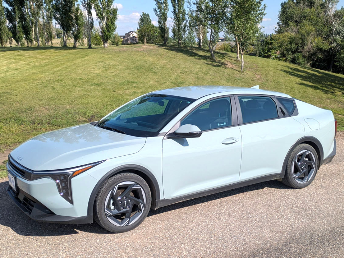 2025 Kia K4 EX front