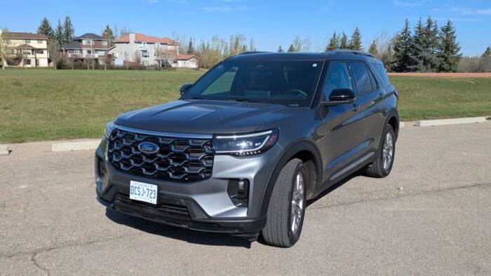 2025 Ford Explorer Platinum front