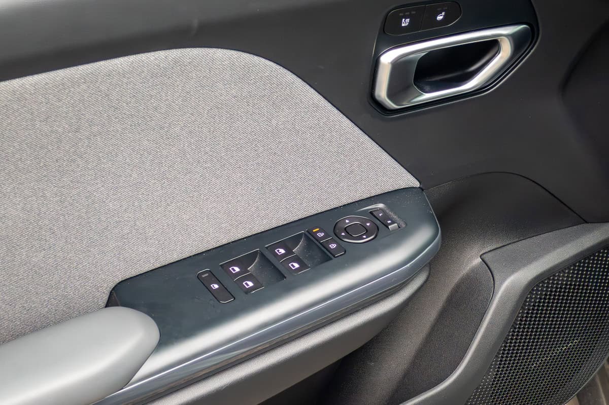 2025 Kia K4 door controls interior
