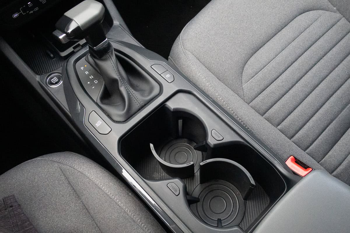 2025 Kia K4 centre storage stack and cup holders